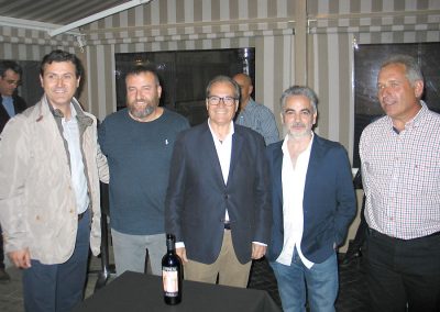De derecha a izquierda, Jesús González, propietario bodega, Juan Alvarez, José Miguel Fdez., Jorge Muñoz y Miguel Angel García