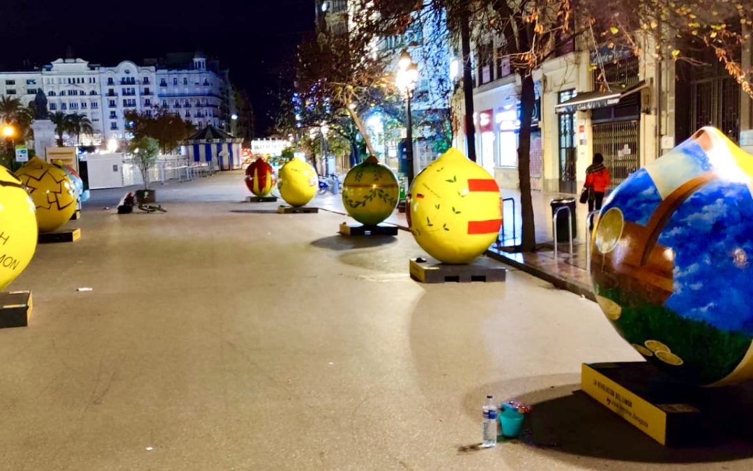 La llamativa exposición Lemon Art (con limones de dos metros) llega al centro de Valencia