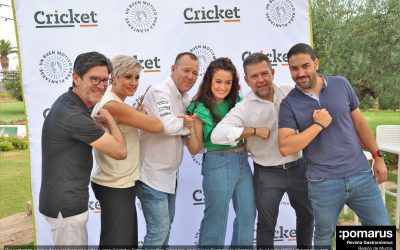 Firma de colaboración entre Pablo González-Conejero y la familia Cricket