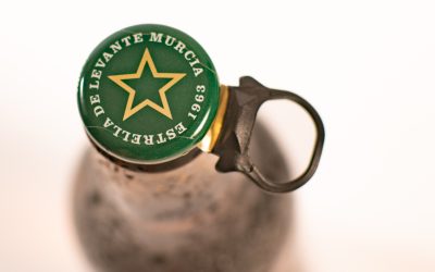 Estrella de Levante lanza una nueva botella de quinto con abrefácil para refrescar este verano