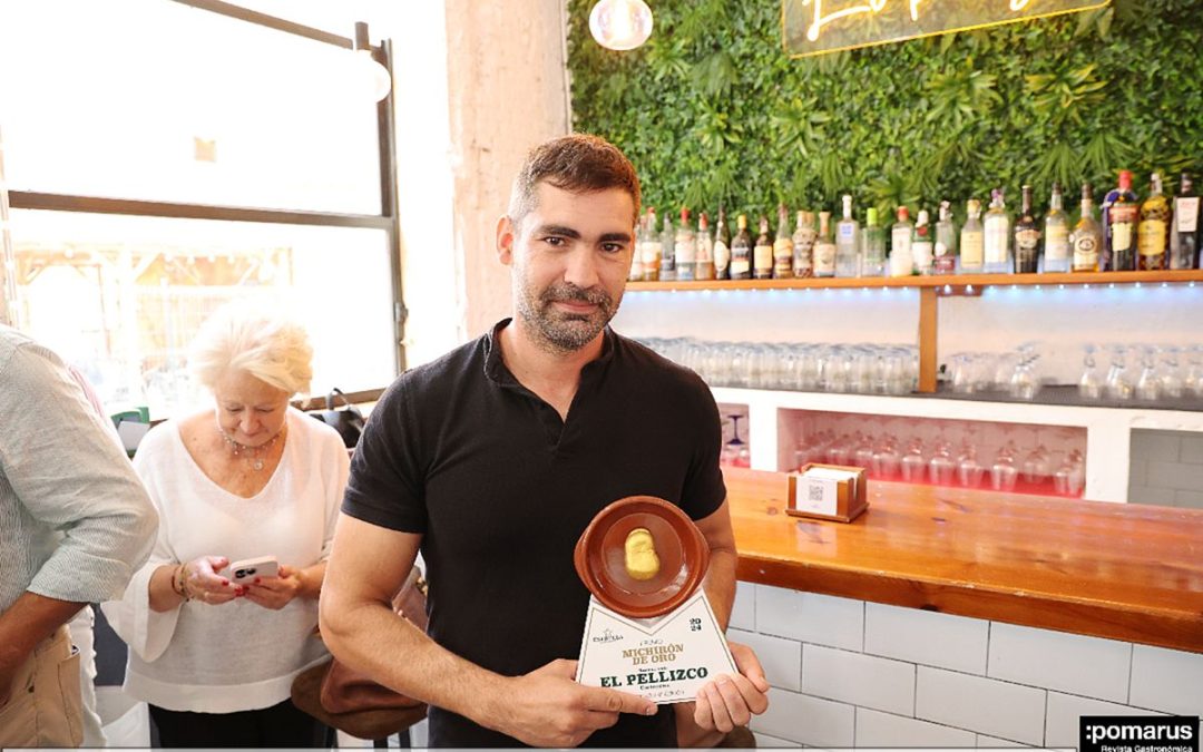 Raúl Sáez, propietario de “El Pellizco”, recibe el premio del IV Concurso “Michirón de Oro”