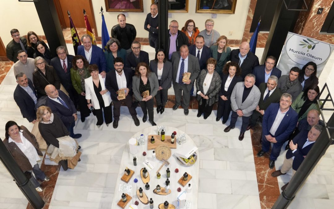 Murcia Oleum premia a tres AOVEs murcianos: Olimendros, VR Picualy Guatazales